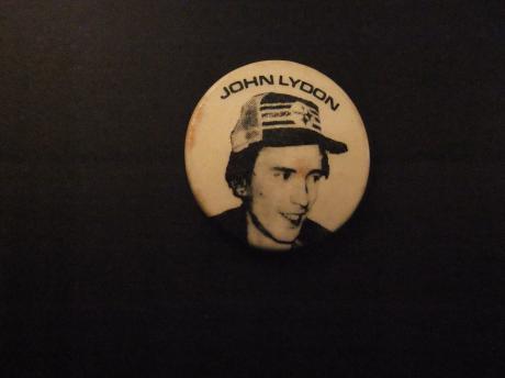 John Lydon zanger van de Sex Pistols met pet